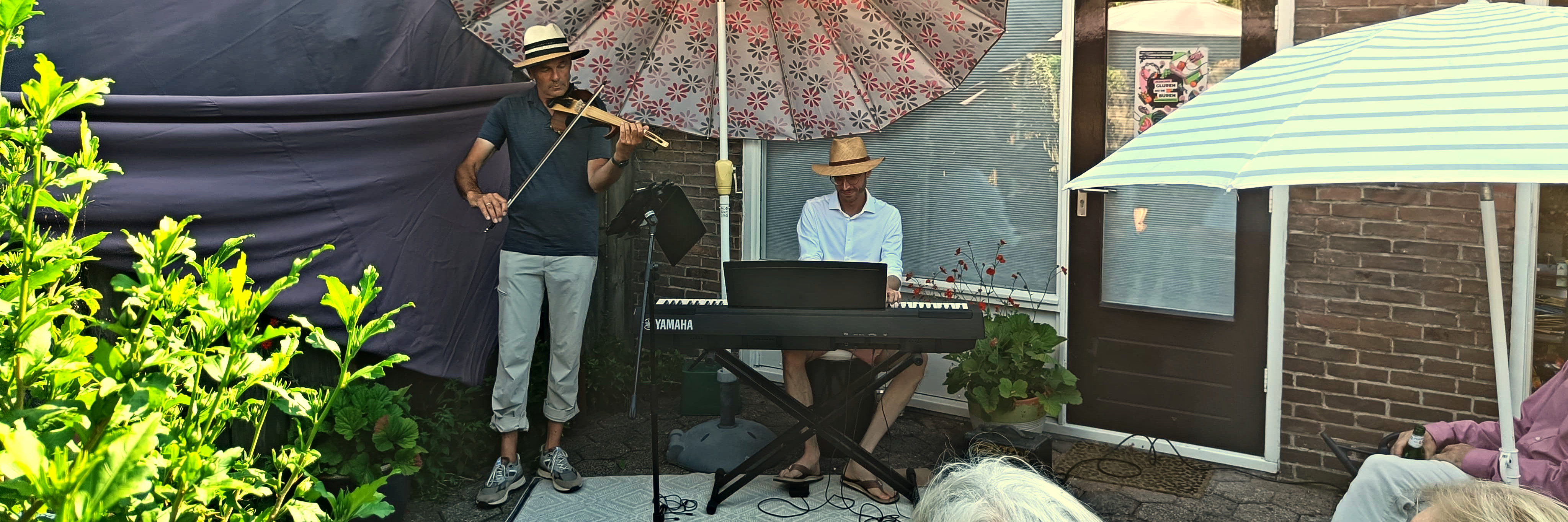 Een foto van een zomers optreden van het jazzduo Two for Tea bij Gluren bij de Buren 2025