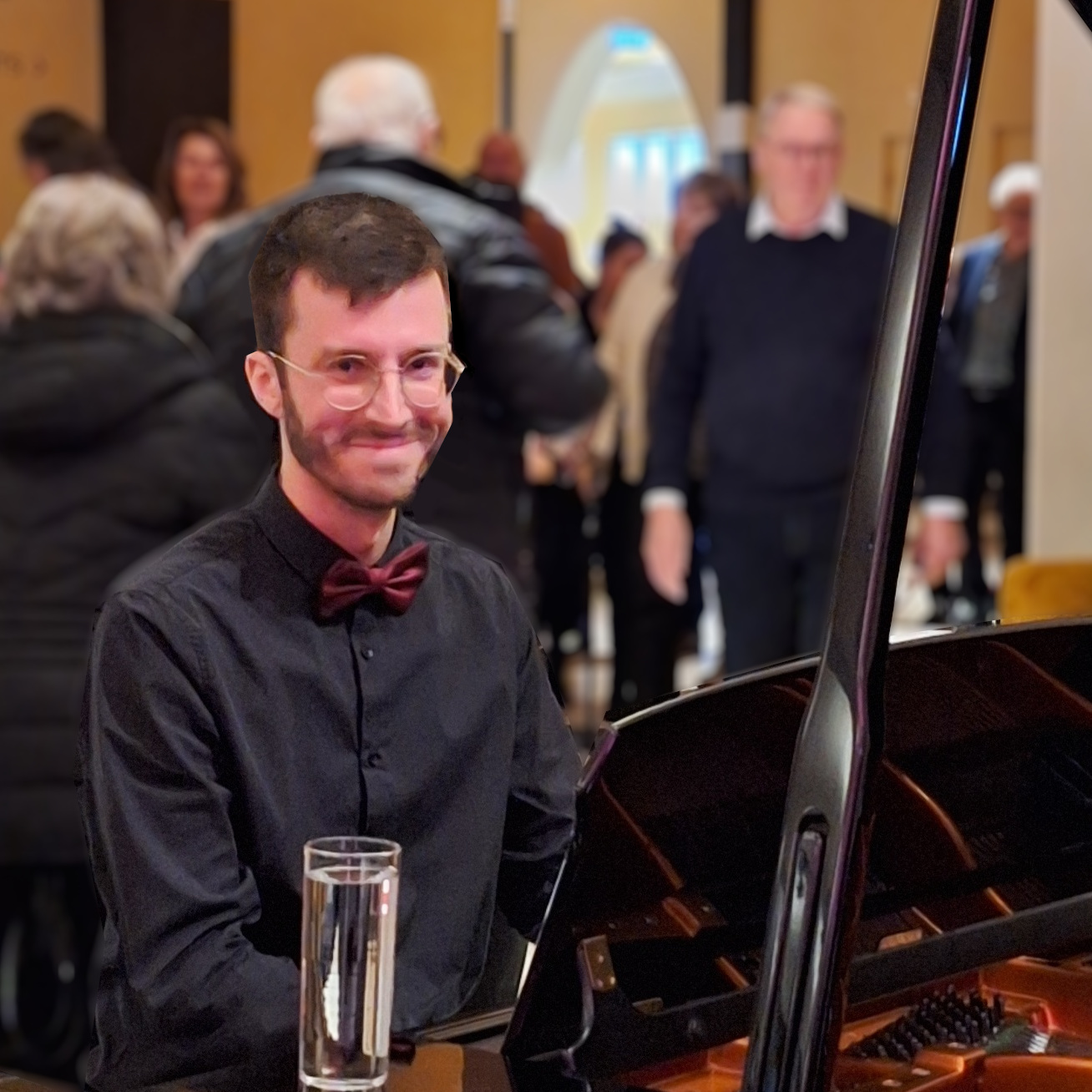 Een foto van Jim achter een vleugel in een foyer